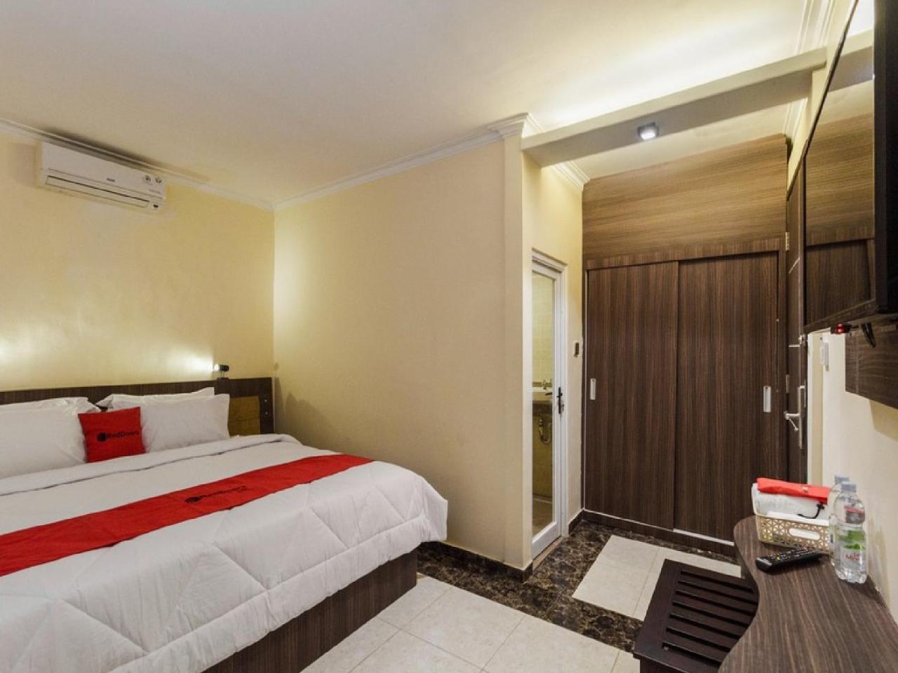Reddoorz Plus @ Boulevard Panakkukang Makassar Exterior photo