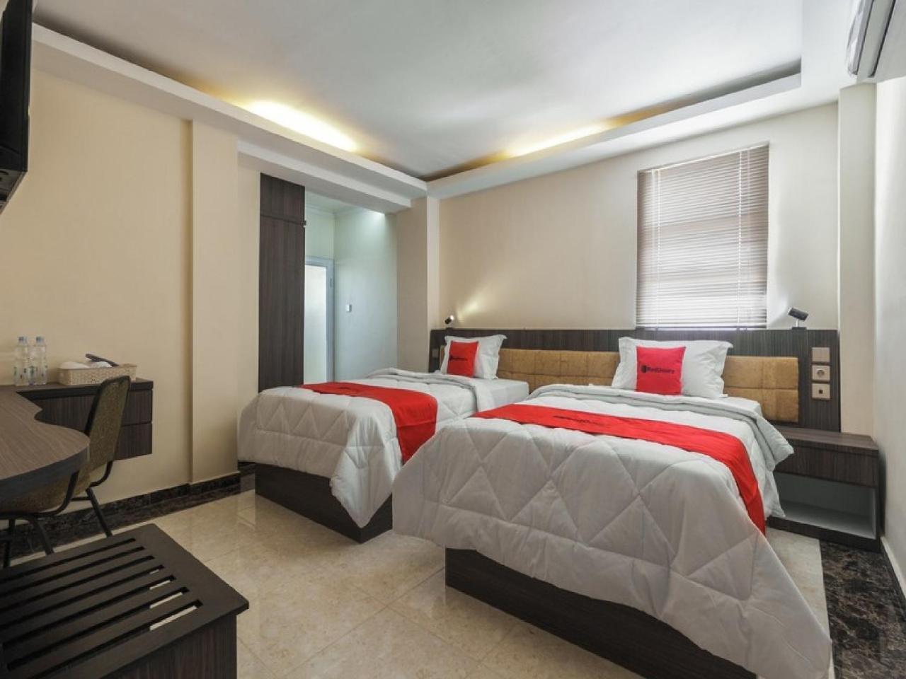 Reddoorz Plus @ Boulevard Panakkukang Makassar Exterior photo