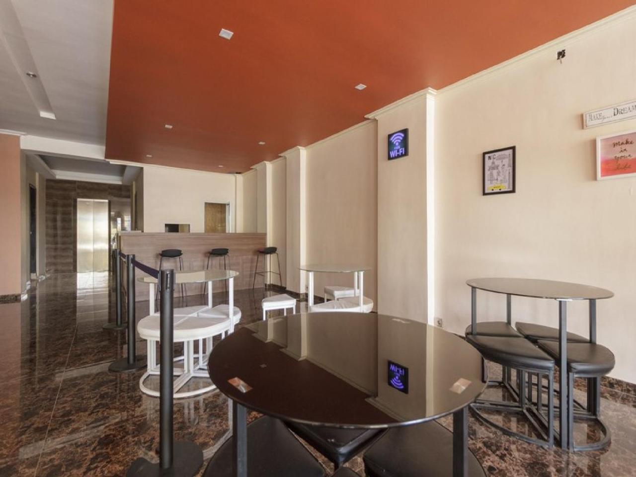 Reddoorz Plus @ Boulevard Panakkukang Makassar Exterior photo