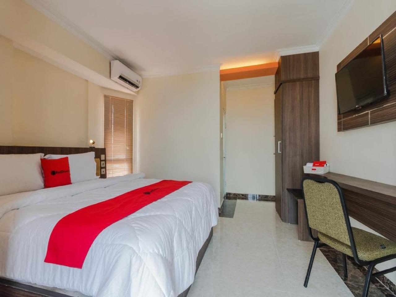 Reddoorz Plus @ Boulevard Panakkukang Makassar Exterior photo
