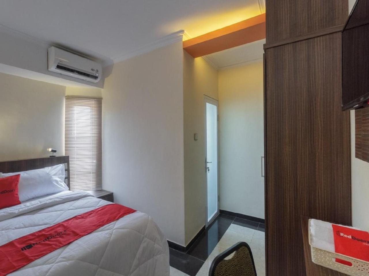 Reddoorz Plus @ Boulevard Panakkukang Makassar Exterior photo