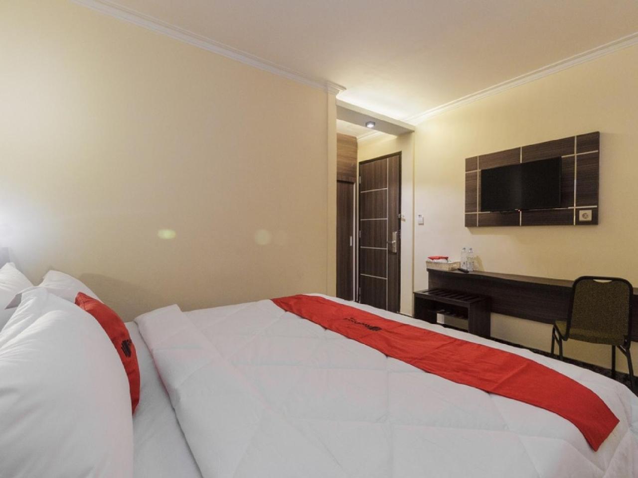 Reddoorz Plus @ Boulevard Panakkukang Makassar Exterior photo